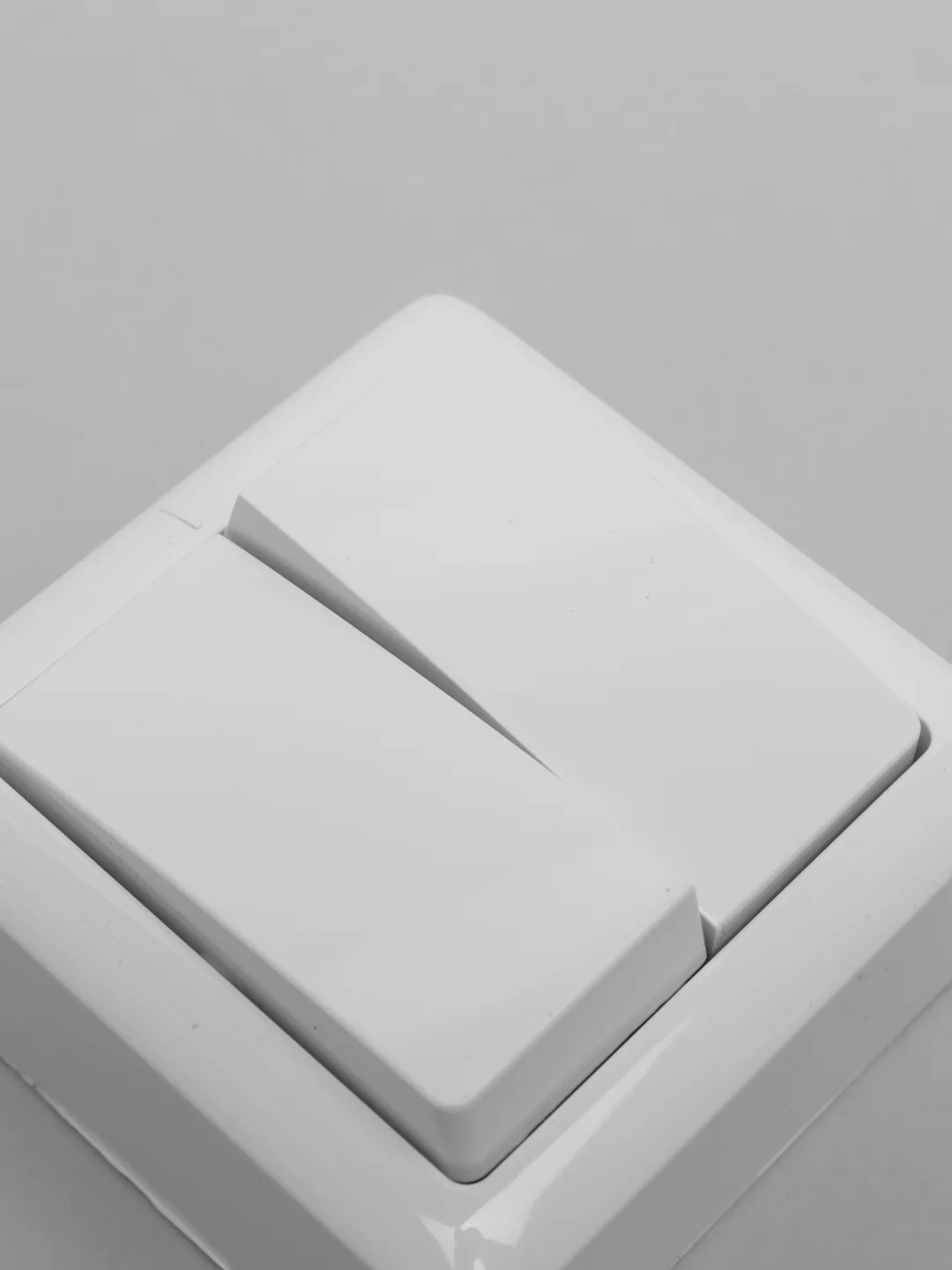 Белый выключатель двухклавишный Schneider Electric открытой установки с изолирующей пластиной