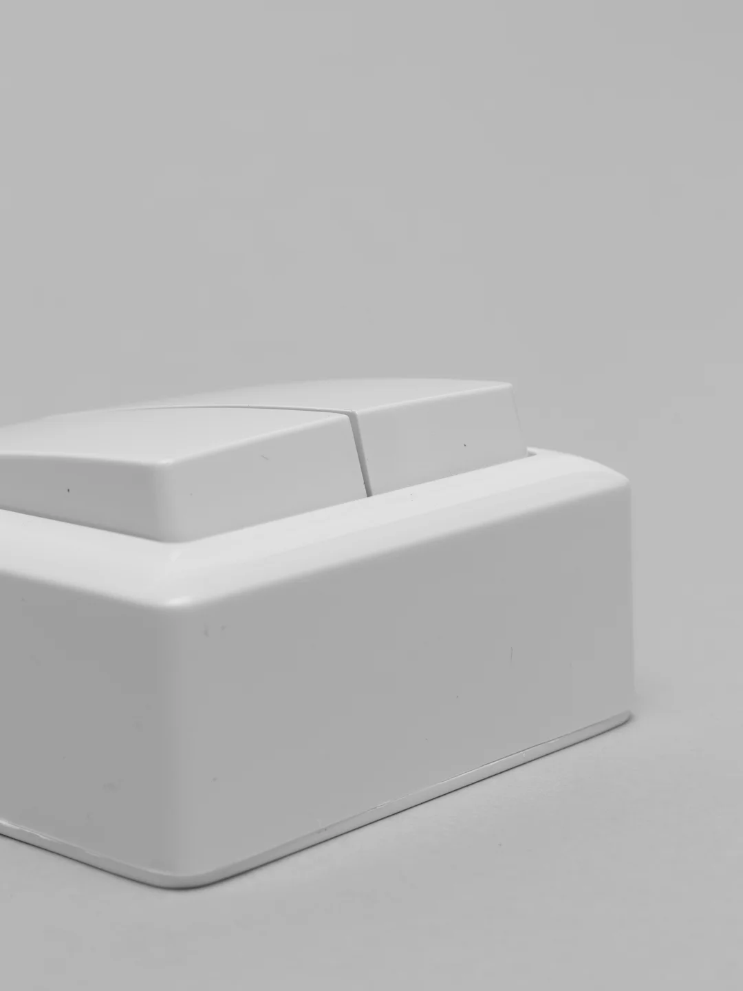 Белый выключатель двухклавишный Schneider Electric открытой установки с изолирующей пластиной