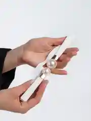 Белый пояс эластичный, с жемчугом, утягивающий ремень