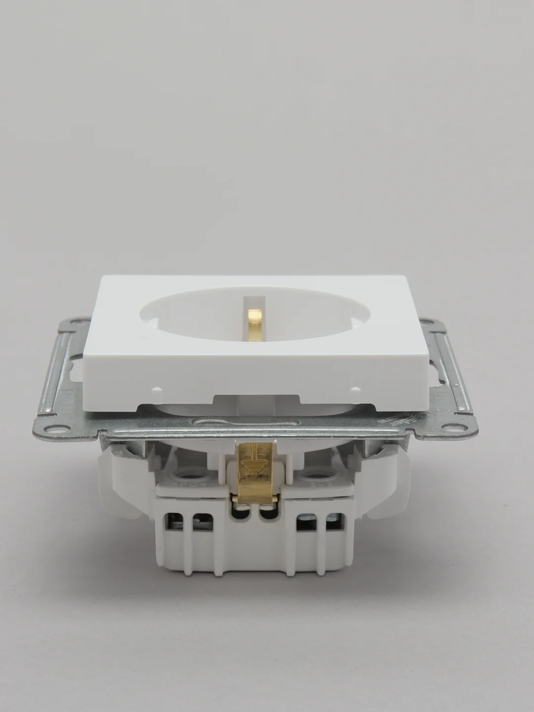 Розетка Schneider Electric AtlasDesign с заземлением, белый, 16А, механизм, ATN000143
