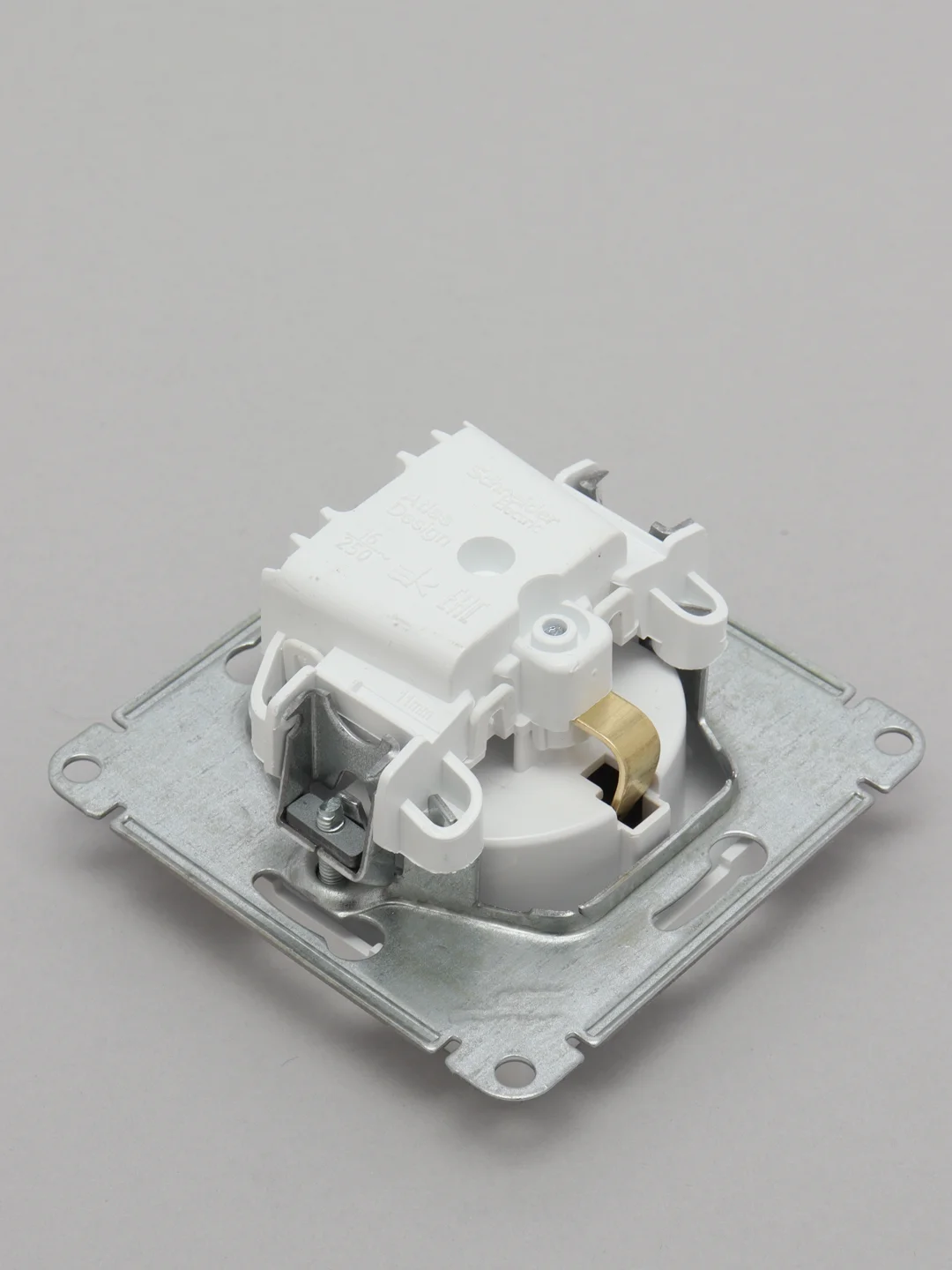 Розетка Schneider Electric AtlasDesign с заземлением, белый, 16А, механизм, ATN000143