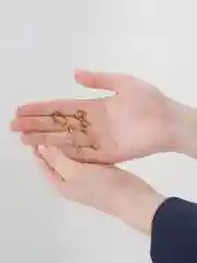 Золотой серьги-гвоздики асимметричные "Булавки"