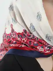 Багровый женский платок