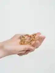 Золотой женский браслет из цепей