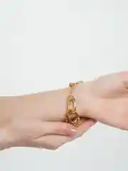 Золотой женский браслет из цепей