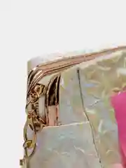 Белый косметичка PINK на молнии с бусинами