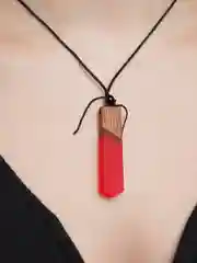 Красный винтажный кулон из дерева и смолы