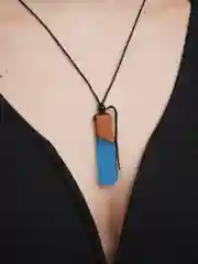 Синий винтажный кулон из дерева и смолы