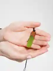 Зеленый винтажный кулон из дерева и смолы