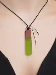 Зеленый винтажный кулон из дерева и смолы