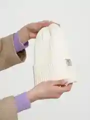 Молочный шапка бини женская