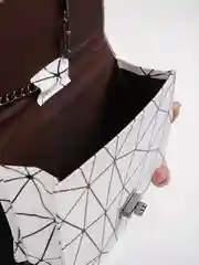 Белый сумка женская через плечо, на цепочке