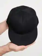 Черный бейсболка с прямым козырьком, однотонная кепка