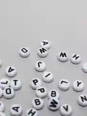 Черный круглые акриловые бусины, буквы и цифры