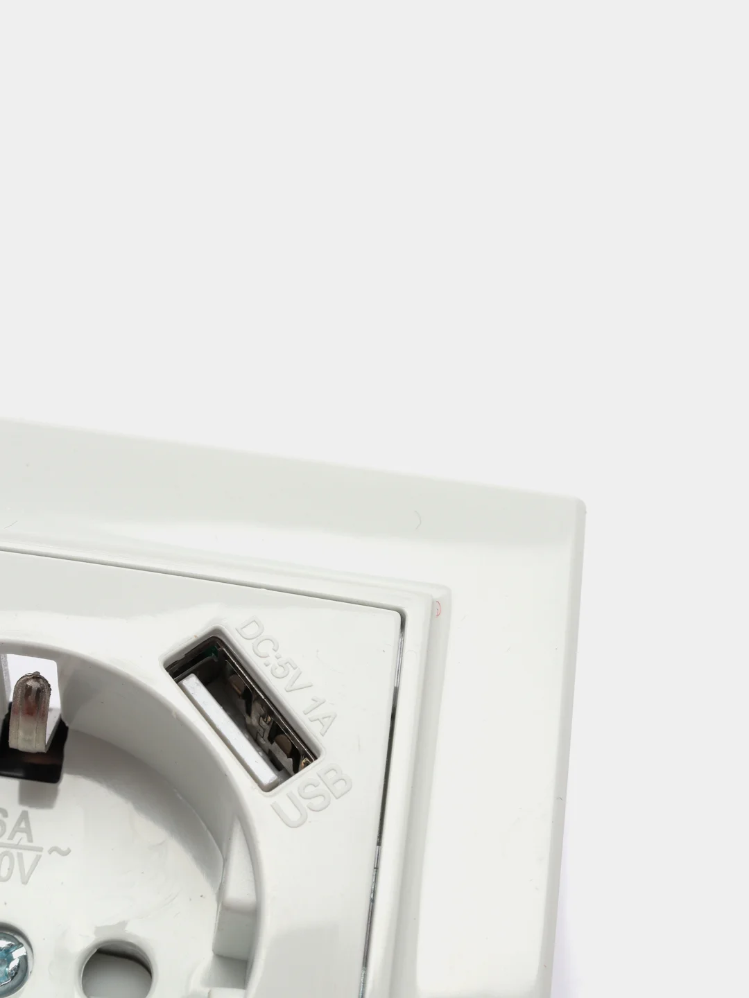 Белый розетка 1-местная с заземлением, 220В, 16А с защитной шторкой и с USB STEKKER PST16-9011