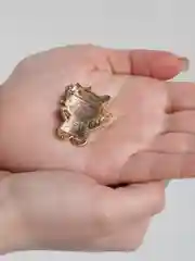Желтый брошь