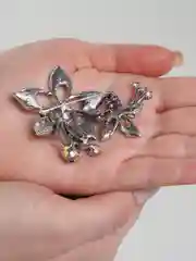 Брошь на булавке женская