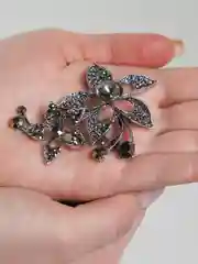 Брошь на булавке женская