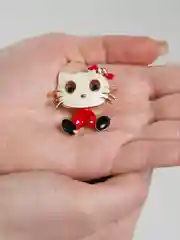 Красный брошь