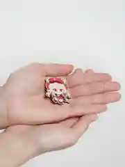 Красный значок деревянный по игре Genshin Impact