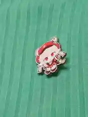 Красный значок деревянный по игре Genshin Impact