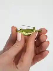 Брошь Зеленый лист с кристаллами