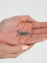 Серый металлик брошь на булавке
