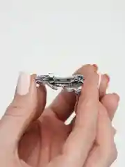 Серый металлик брошь на булавке