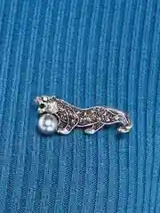 Серый металлик брошь на булавке