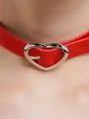 Красный кожаный чокер, чокер с сердцем, украшение на шею