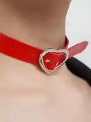 Красный кожаный чокер, чокер с сердцем, украшение на шею