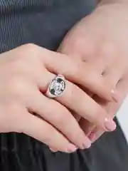 Серый металлик безразмерное кольцо-печатка с камнем в виде сердечка, регулируемый размер