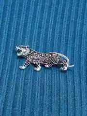 Серый металлик брошь