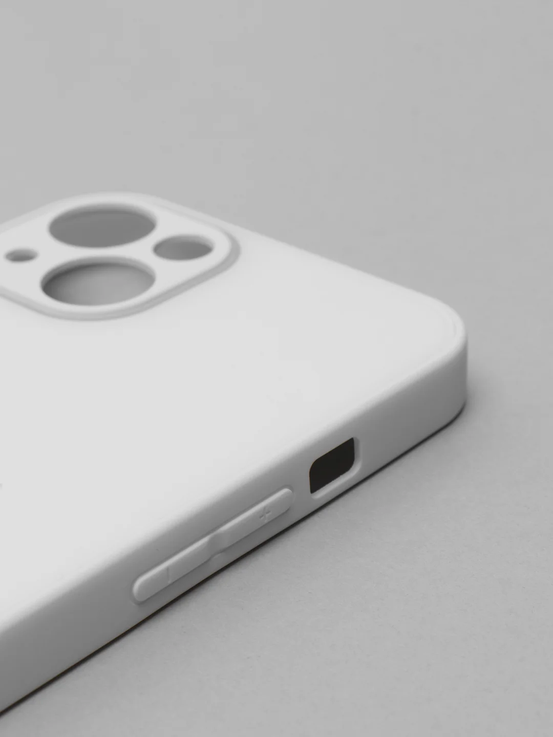 Белый чехол силиконовый со стеклянной панелью для iPhone 13
