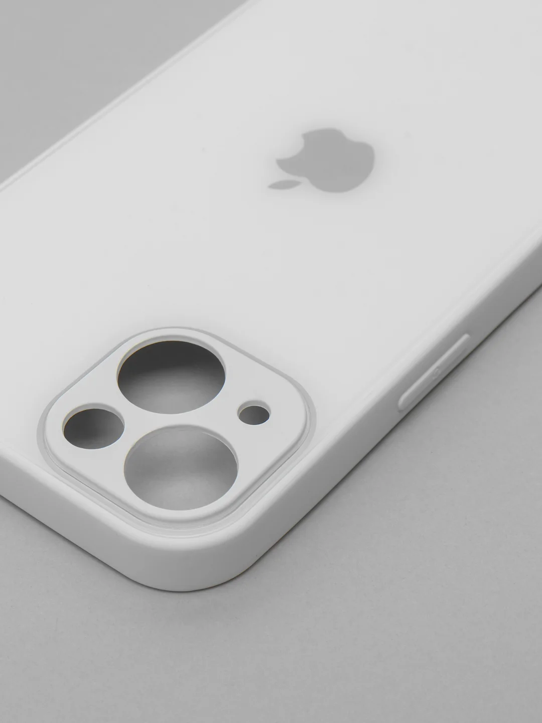 Белый чехол силиконовый со стеклянной панелью для iPhone 13