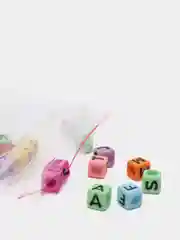 Алый бусины квадратные с буквами, сердечками