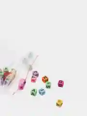 Алый бусины квадратные с буквами, сердечками