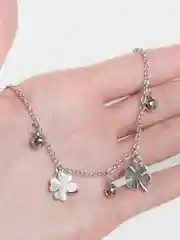 Серебряный браслет с четырехлистниками и круглыми колокольчиками