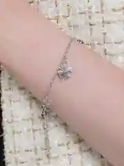 Серебряный браслет с четырехлистниками и круглыми колокольчиками