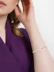 Браслет с белыми камнями