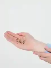 Брошь "Ленивая кошечка"