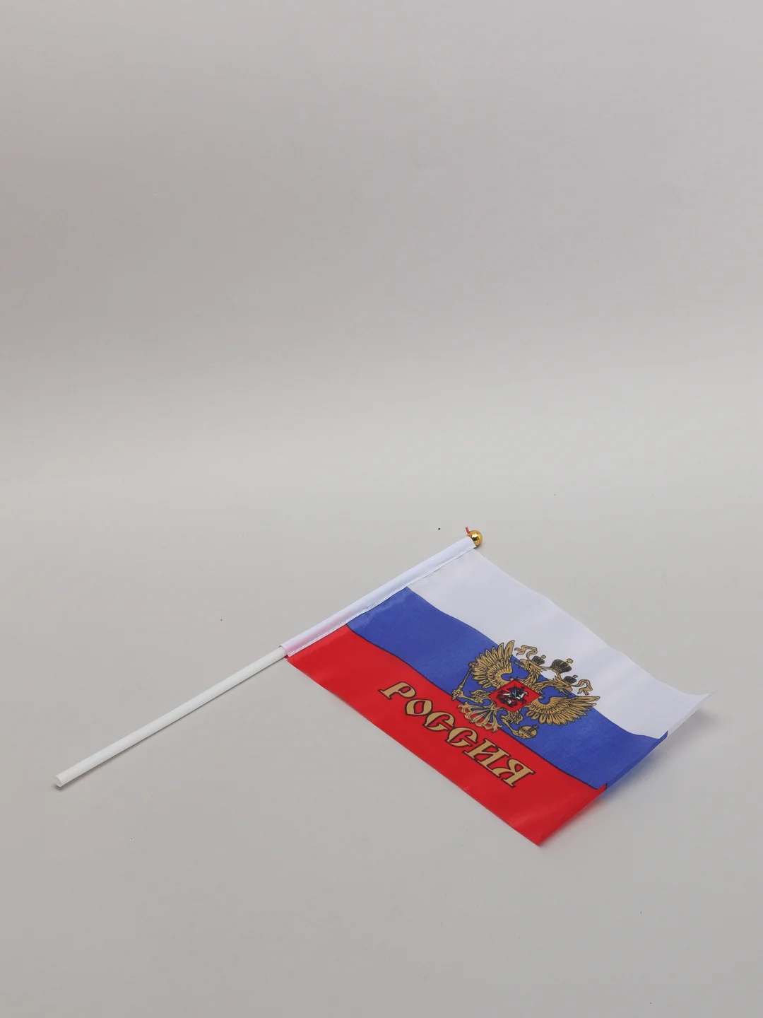Алый флаг РФ Российский триколор к 9 мая