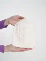 Белый шапка вязаная женская "Куин", бини тонкая на весну и осень, лопатка без подклада