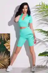 Спортивный костюм: топ и велосипедки