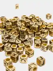 Бусины с буквами, 6 мм, 100 штук