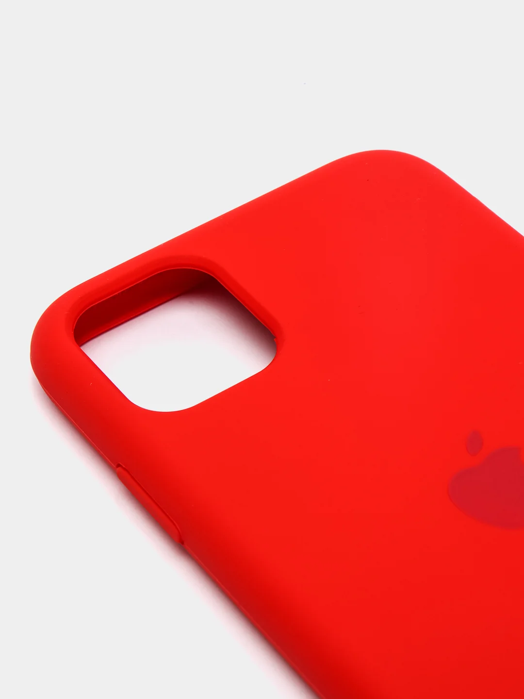 Красный силиконовый защитный чехол на iPhone 11