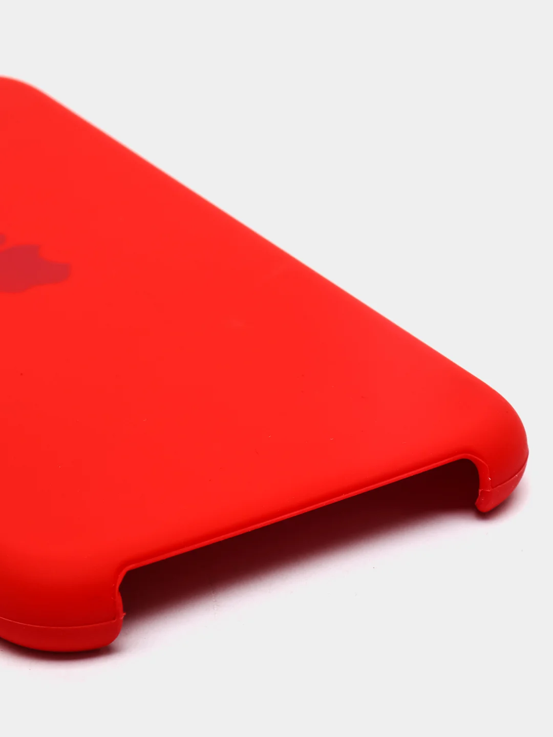 Красный силиконовый защитный чехол на iPhone 11