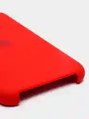 Красный силиконовый защитный чехол на iPhone 11