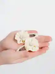 Молочный заколка с бантиком. Заколка с цветком