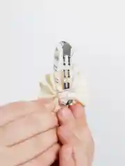 Молочный заколка с бантиком. Заколка с цветком